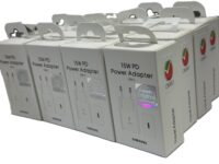 آداپتور شارژر سامسونگ 15 وات 2 پین PD اصلی (سفید) یک شارژر سریع با فناوری **Power Delivery (PD)** است که برای دستگاه‌های USB-C طراحی شده. با توان 15 وات، شارژ سریع و ایمن را ارائه می‌دهد. طراحی کوچک و سبک آن برای استفاده روزمره و سفر ایده‌آل است. این شارژر با ورودی جهانی (100-240 ولت) در همه کشورها کار می‌کند و دارای سیستم‌های محافظتی مانند جلوگیری از اضافه‌بار و گرمای بیش از حد است. معمولاً بدون کابل عرضه می‌شود.