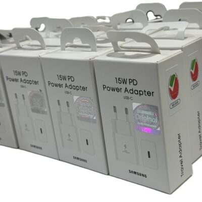 آداپتور شارژر سامسونگ 15 وات 2 پین PD اصلی (سفید) یک شارژر سریع با فناوری **Power Delivery (PD)** است که برای دستگاه‌های USB-C طراحی شده. با توان 15 وات، شارژ سریع و ایمن را ارائه می‌دهد. طراحی کوچک و سبک آن برای استفاده روزمره و سفر ایده‌آل است. این شارژر با ورودی جهانی (100-240 ولت) در همه کشورها کار می‌کند و دارای سیستم‌های محافظتی مانند جلوگیری از اضافه‌بار و گرمای بیش از حد است. معمولاً بدون کابل عرضه می‌شود.