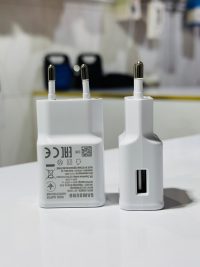 کلگی شارژر سامسونگ S10 از فناوری **شارژ سریع (Adaptive Fast Charging)** پشتیبانی می‌کند که باعث شارژ سریع‌تر دستگاه می‌شود. این شارژر خروجی 5V/2A (10 وات) برای شارژ معمولی و 9V/1.67A (15 وات) برای شارژ سریع دارد. همچنین از **پورت USB-A** برای اتصال کابل استفاده می‌کند. طراحی آن مقاوم و جمع‌وجور است و ویژگی‌های ایمنی مانند **محافظت در برابر دما و ولتاژ زیاد** را شامل می‌شود. زمان شارژ کامل گوشی معمولاً حدود 1.5 تا 2 ساعت است.